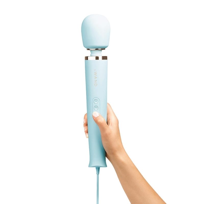 le wand plug in vibrating massager sky blue 01